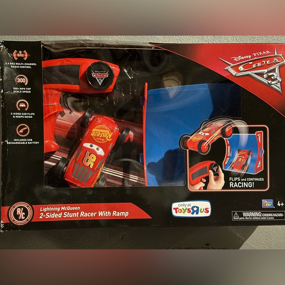 New Disney Pixar Cars 3 Red Lightning McQueen 2-Sided RC Stunt Racer & Ramp